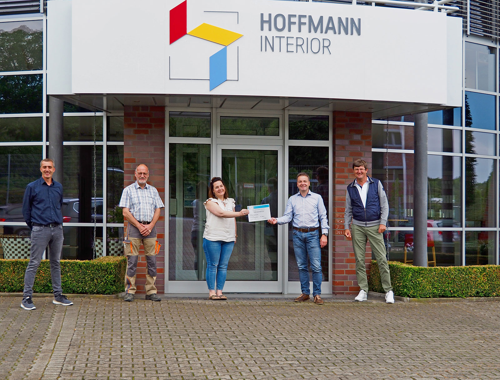 Hoffmann Interior presents €1,100 to the Elisabeth Hospice in Stadtlohn