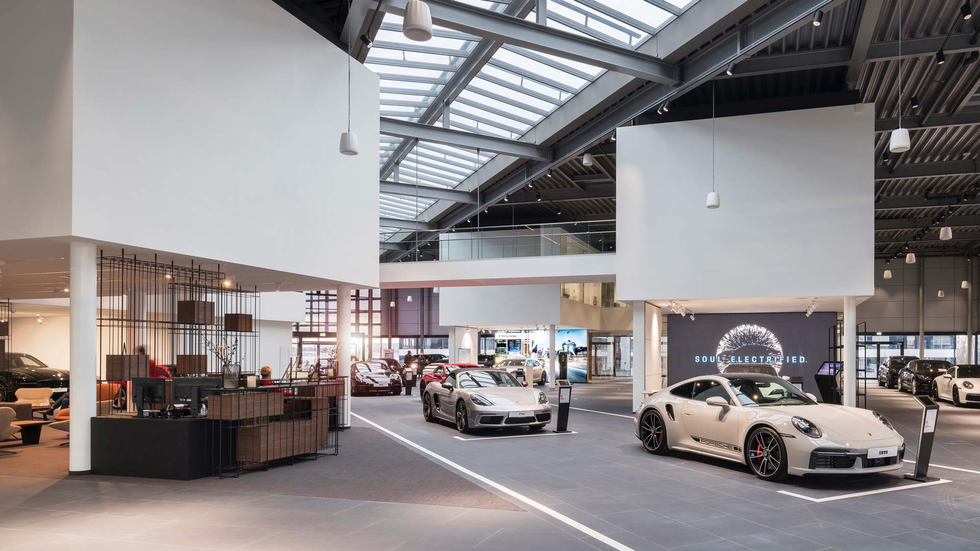Porsche AG – Neues Möbelsystem für rund 550 Porsche Zentren weltweit – Hoffmann Interior