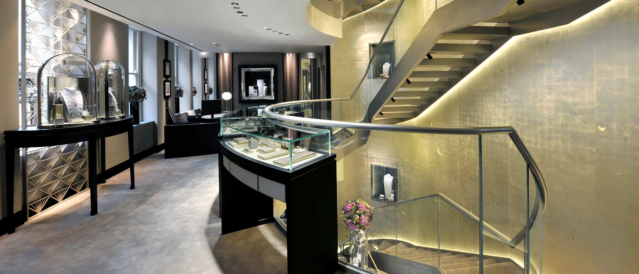 Van Cleef & Arpels – Gold, Glas, Geheimtechnik: Boutiques mit Raffinesse und Sicherheit – Hoffmann Interior
