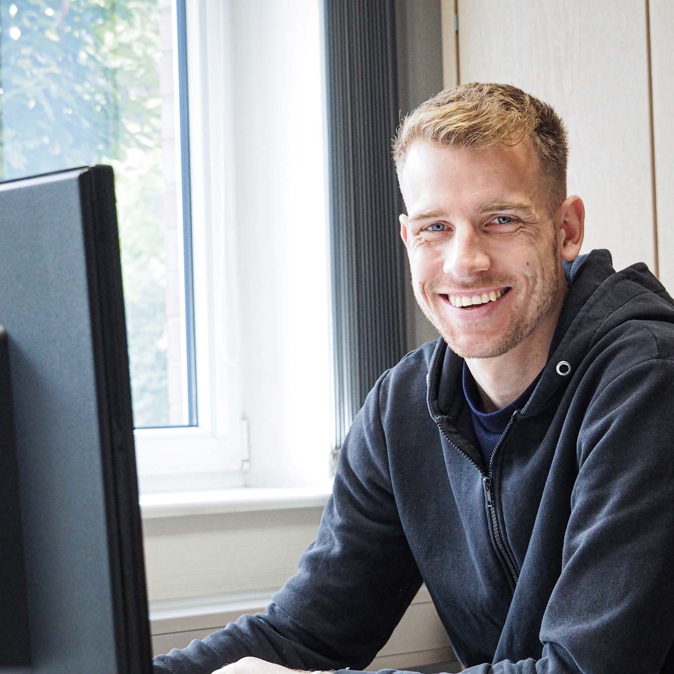 Du hältst unsere Zahlen im Griff – von Kreditoren und Debitoren bis zum Zahlungsverkehr sorgst du mit Struktur und Sorgfalt für stabile Prozesse im Hintergrund.