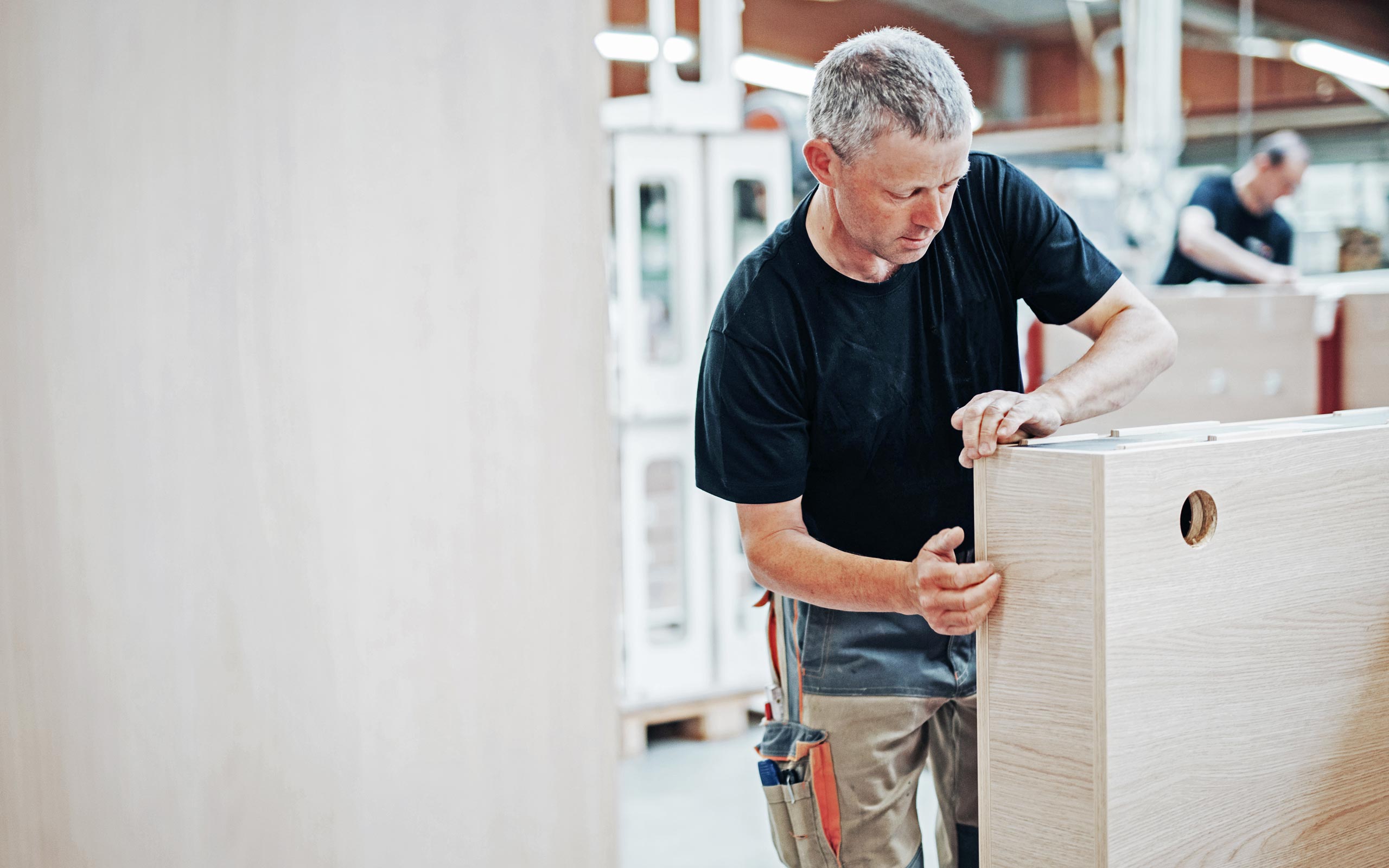 Als Tischler m/w/d fertigst du vorwiegend im Bankraum hochwertige Möbel und Baugruppen für anspruchsvolle Innenausbauprojekte.
