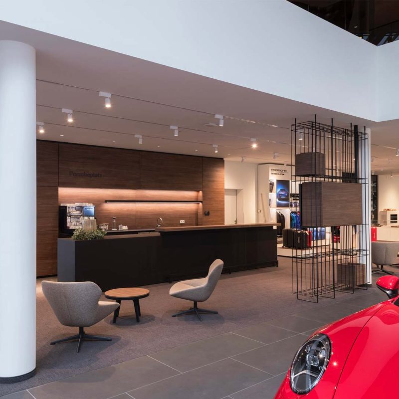 Porsche AG – Neues Möbelsystem für rund 550 Porsche Zentren weltweit – Hoffmann Interior
