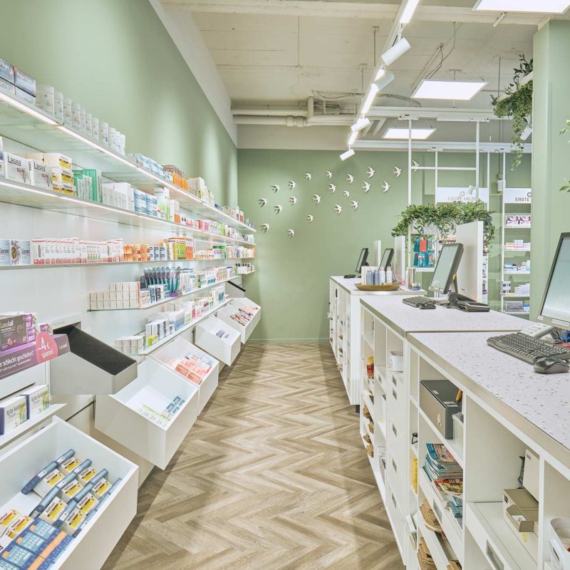 Schwalbanger-Apotheke – Umbau im laufenden Betrieb für eine moderne, offene Apothekenwelt – Hoffmann Interior