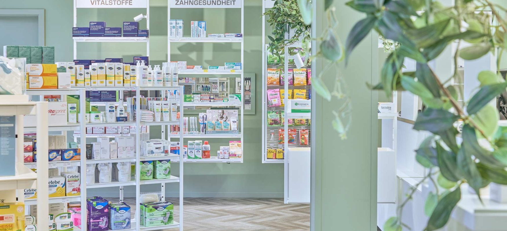 Schwalbanger-Apotheke – Umbau im laufenden Betrieb für eine moderne, offene Apothekenwelt – Hoffmann Interior