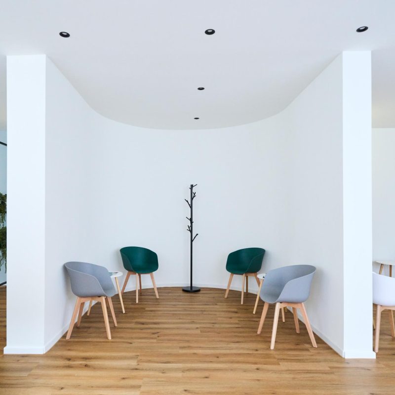 Avi Medical – 33 moderne Hausarztpraxen an sechs Standorten umgesetzt – Hoffmann Interior