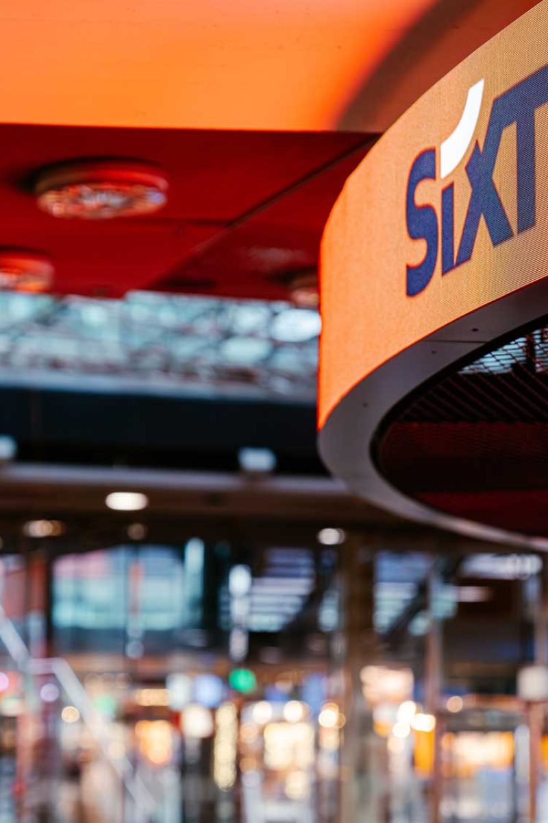Sixt GmbH & Co. Autovermietung KG – Über 20 Filialen in markantem Orange – Hoffmann Interior