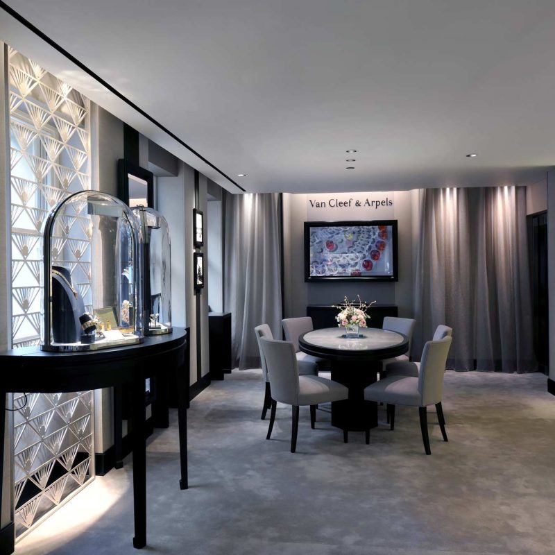 Van Cleef & Arpels – Gold, Glas, Geheimtechnik: Boutiques mit Raffinesse und Sicherheit – Hoffmann Interior