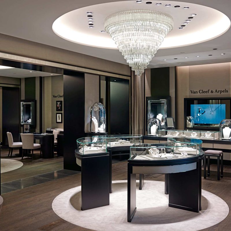 Van Cleef & Arpels – Gold, Glas, Geheimtechnik: Boutiques mit Raffinesse und Sicherheit – Hoffmann Interior