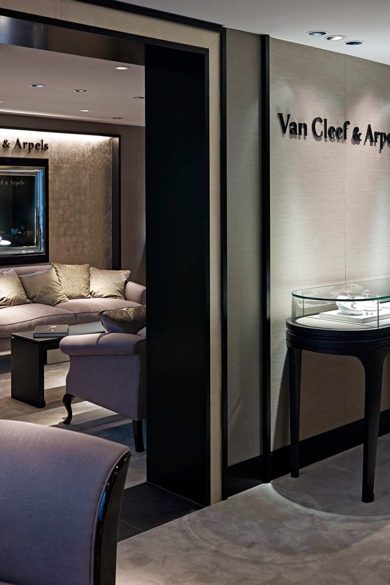 Van Cleef & Arpels – Gold, Glas, Geheimtechnik: Boutiques mit Raffinesse und Sicherheit – Hoffmann Interior