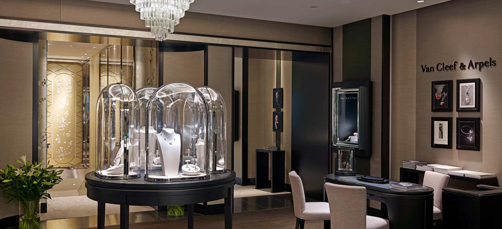 Van Cleef & Arpels – Gold, Glas, Geheimtechnik: Boutiques mit Raffinesse und Sicherheit – Hoffmann Interior