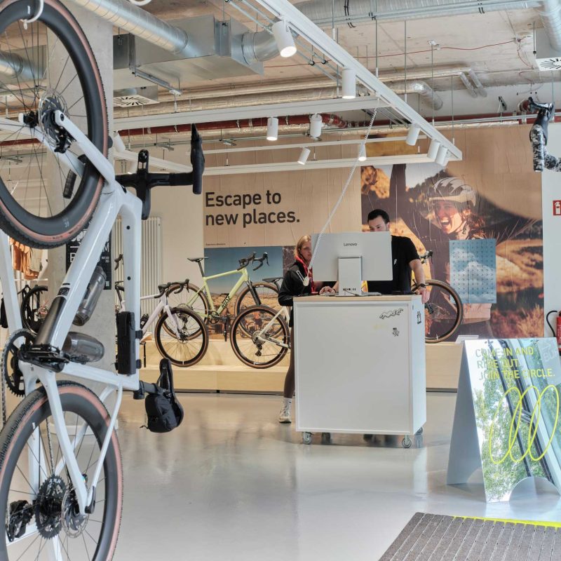 Rose Bikes – Brand Experience Store am Ballindamm in Hamburg: Cycling, Service und Café neu gedacht